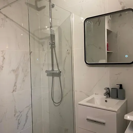 Apartment Dans Avec Piscine