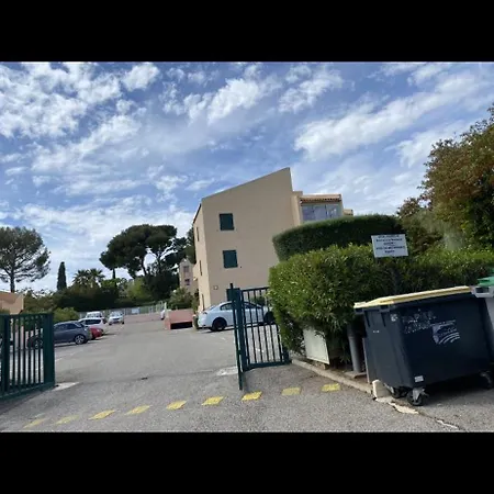 Dans Avec Piscine Apartment *